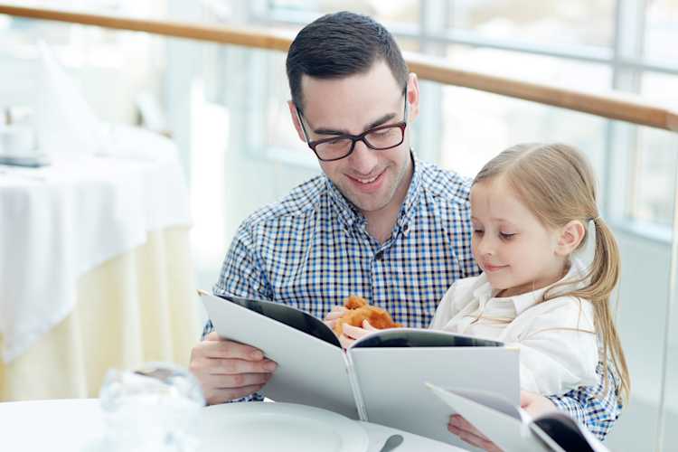 niña y papá leyendo un cuento