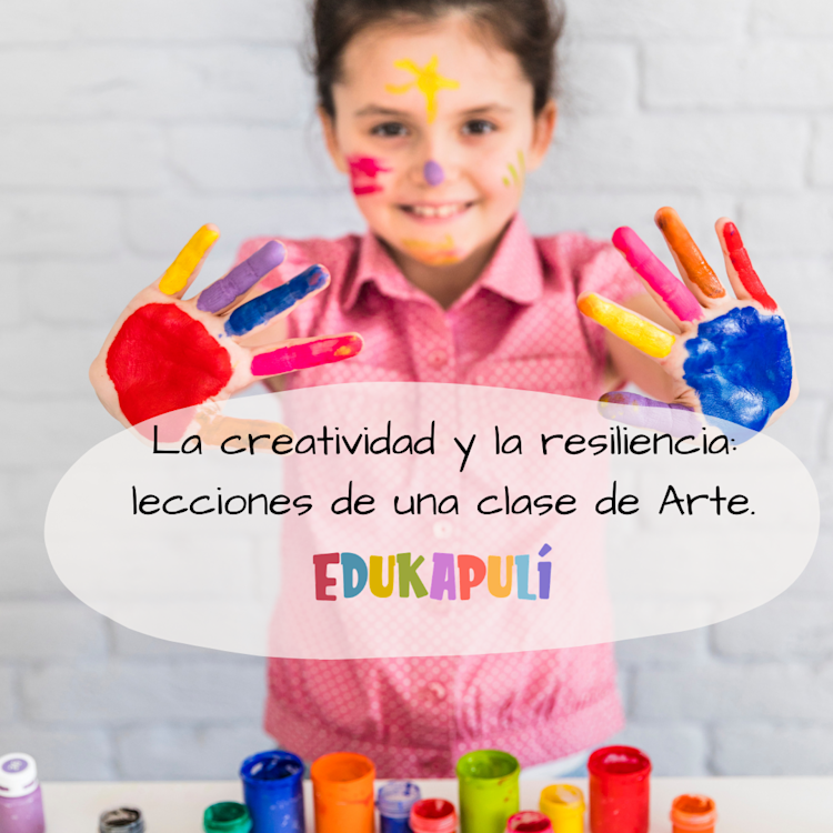 niña enseñando sus manos de pintura