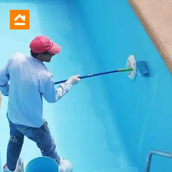 persona-pintando-pared-de-piscina