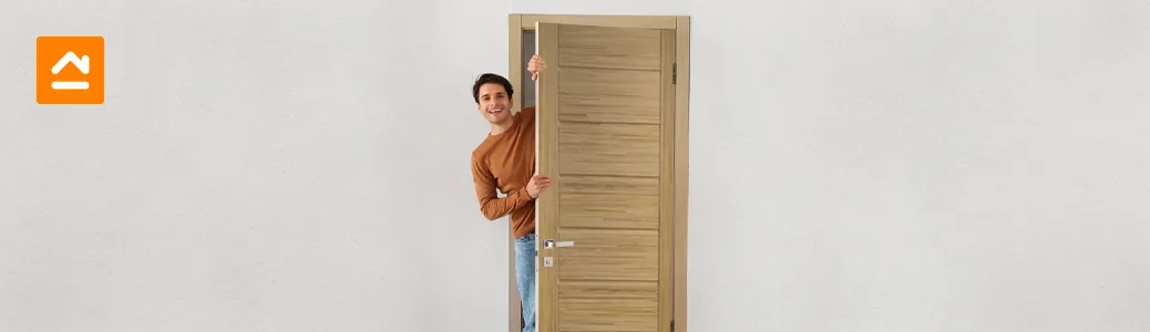 persona-sonriendo-abriendo-puerta