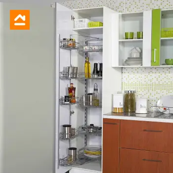 Una cocina con una variedad de organizadores de gabinetes para un  almacenamiento eficiente