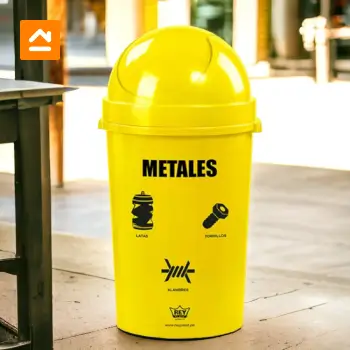 Cubos de basura grandes de color amarillo al aire libre