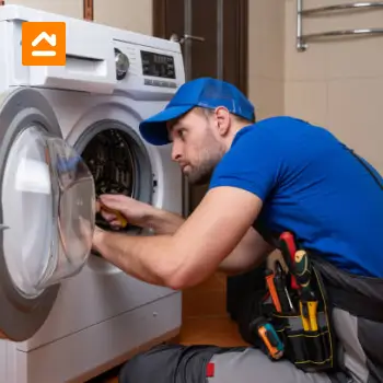 persona-inspeccionando-lavadora