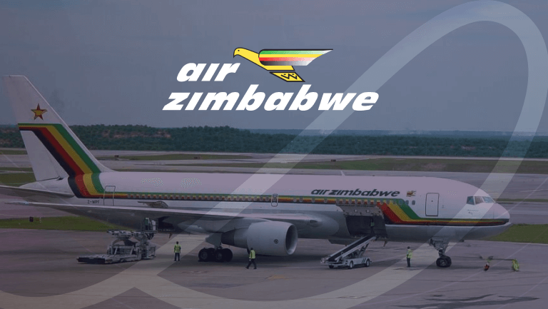Avión de Air Zimbabwe en pista con personal de tierra operando, con el logotipo y colores distintivos de la aerolínea (verde, amarillo, rojo y negro) visibles en el fuselaje y la cola.