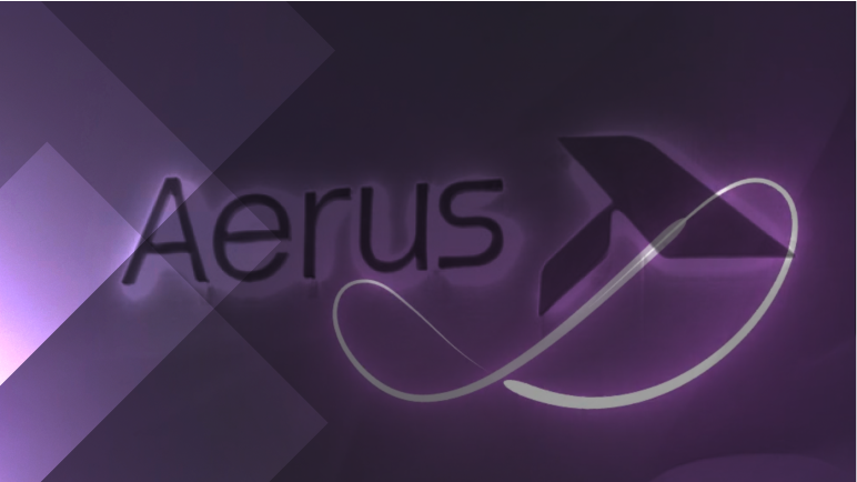 Logotipo iluminado de Aerus con diseño moderno en tonos púrpura y fondo oscuro