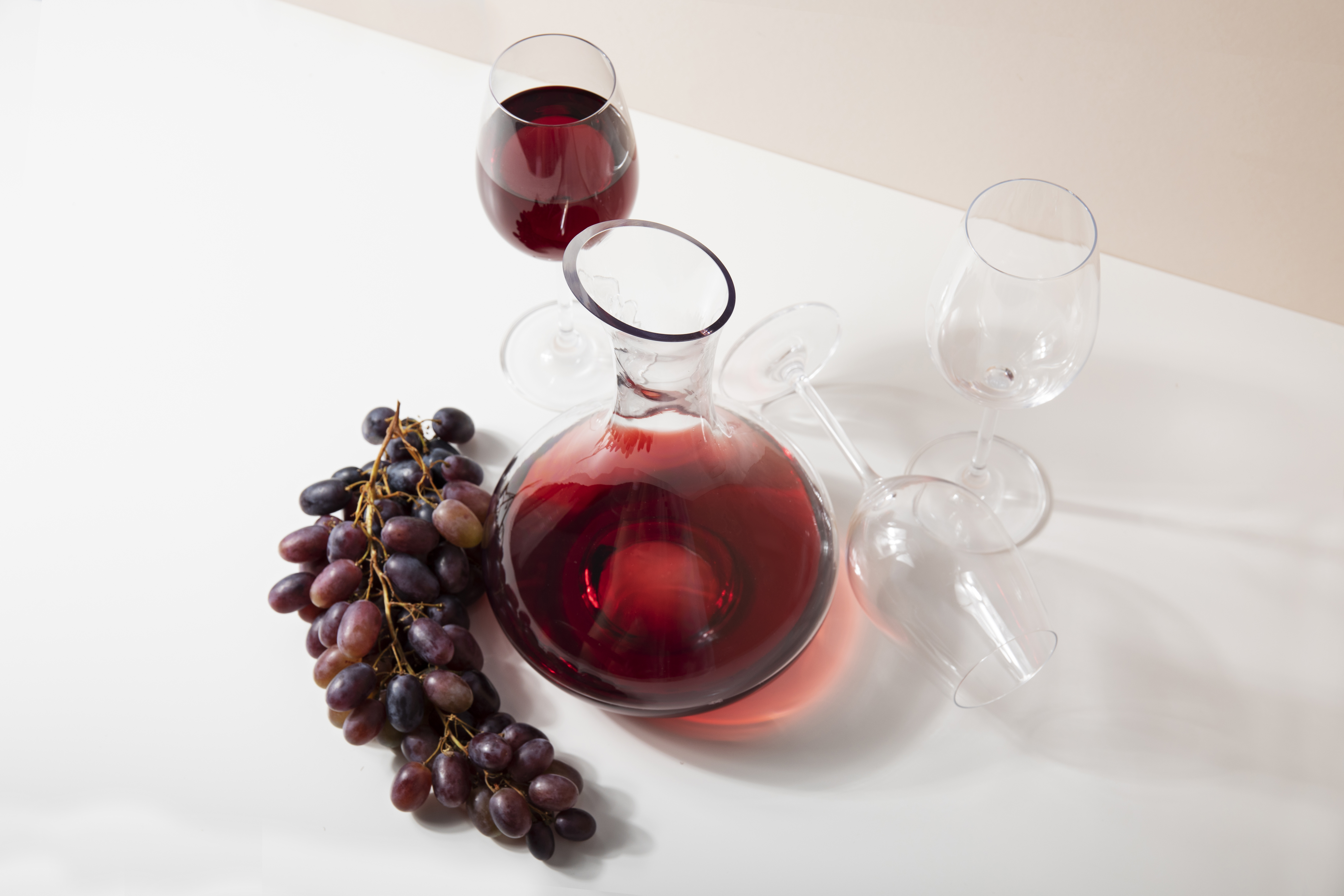 nature-morte-de-carafe-a-vin-sur-table
