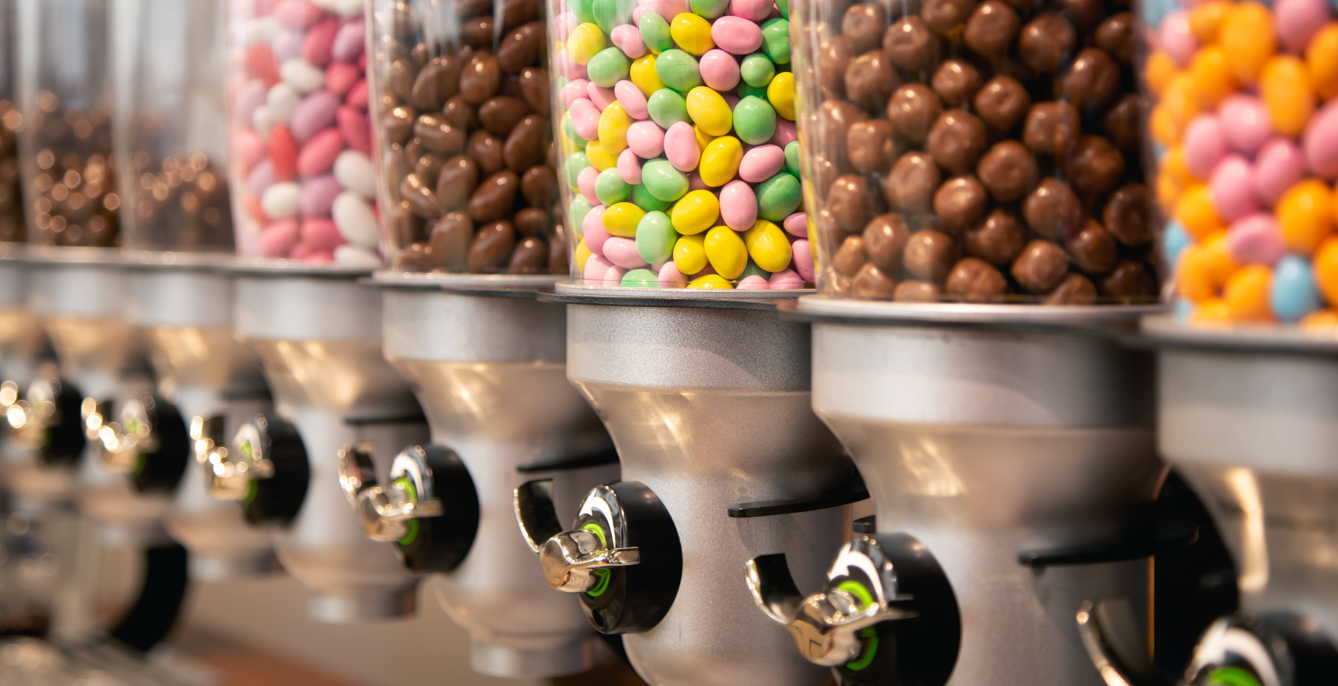 bonbons-brillants-dans-des-conteneurs-en-poids-dans-un-magasin-de-bonbons