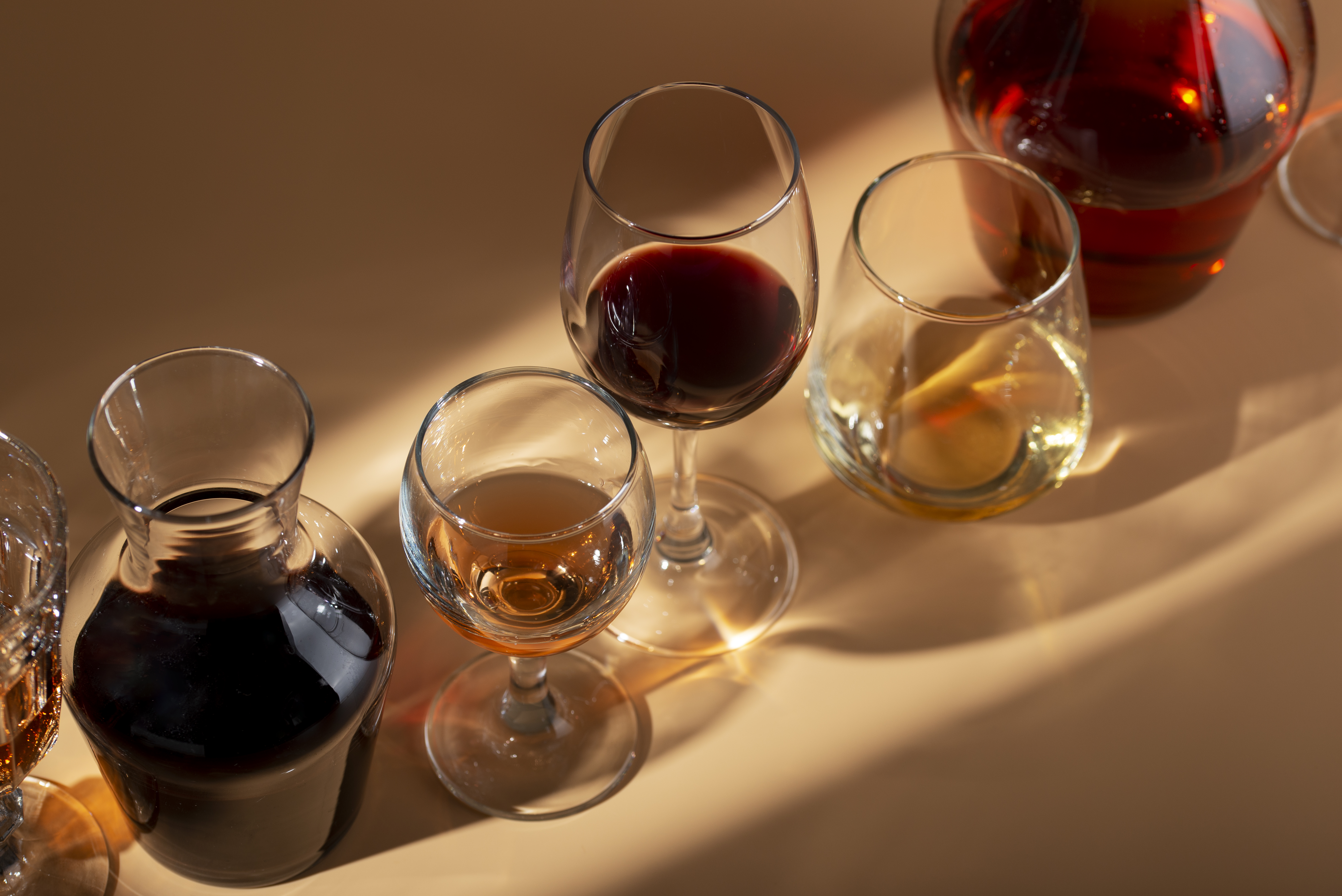 nature-morte-de-carafe-a-vin-sur-table