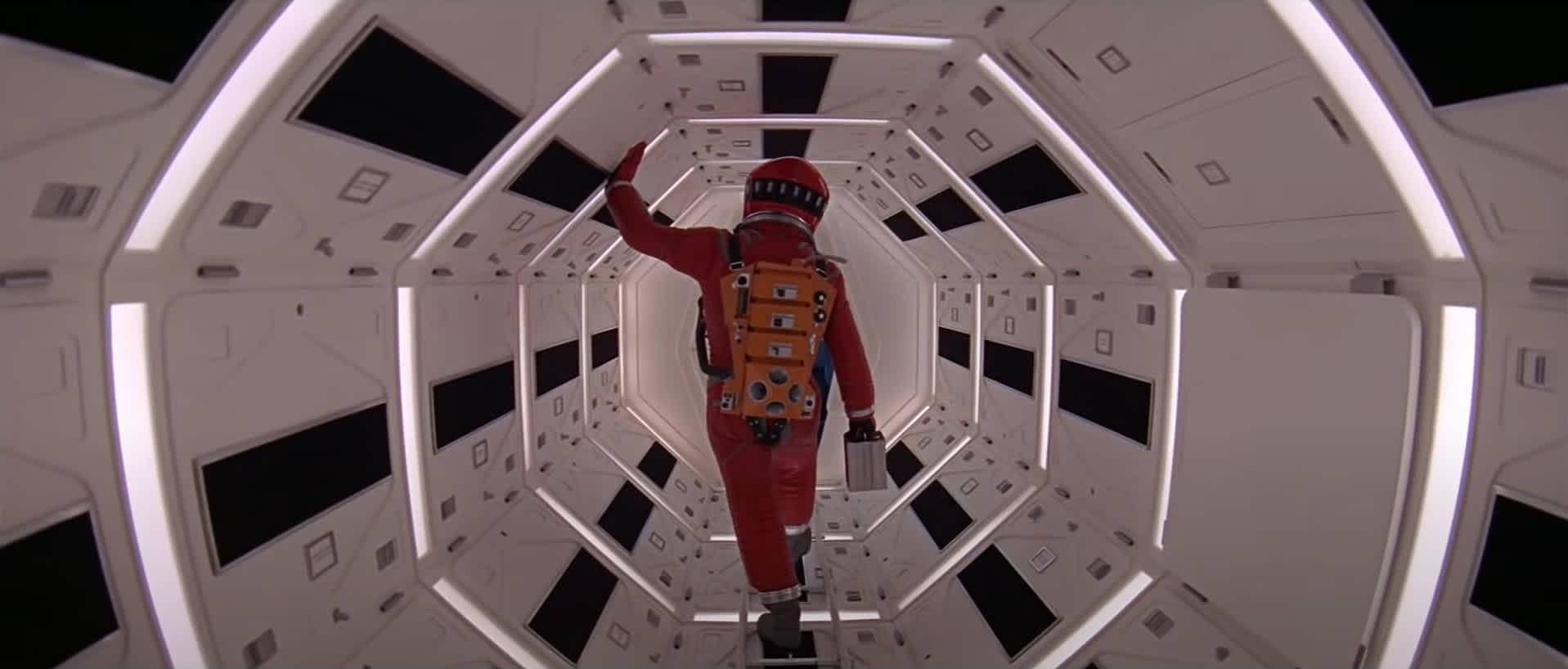 La figura intera: Frame del film 2001: Odissea nello spazio