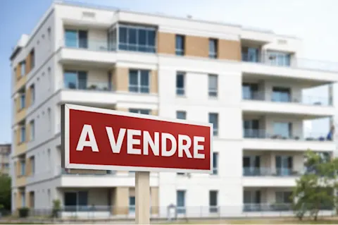 panneau a vendre devant un immeuble