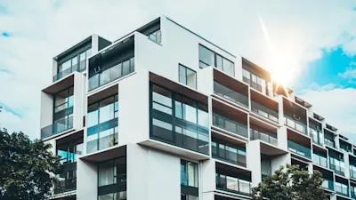 Vente d’un bien déjà loué : quel impact sur votre fiscalité ?