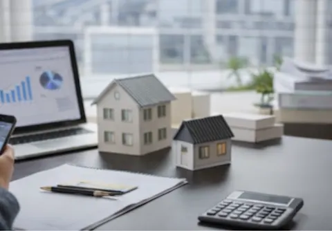 Réunion autour d’un ordinateur pour illustrer la gestion locative à distance d’un bien immobilier