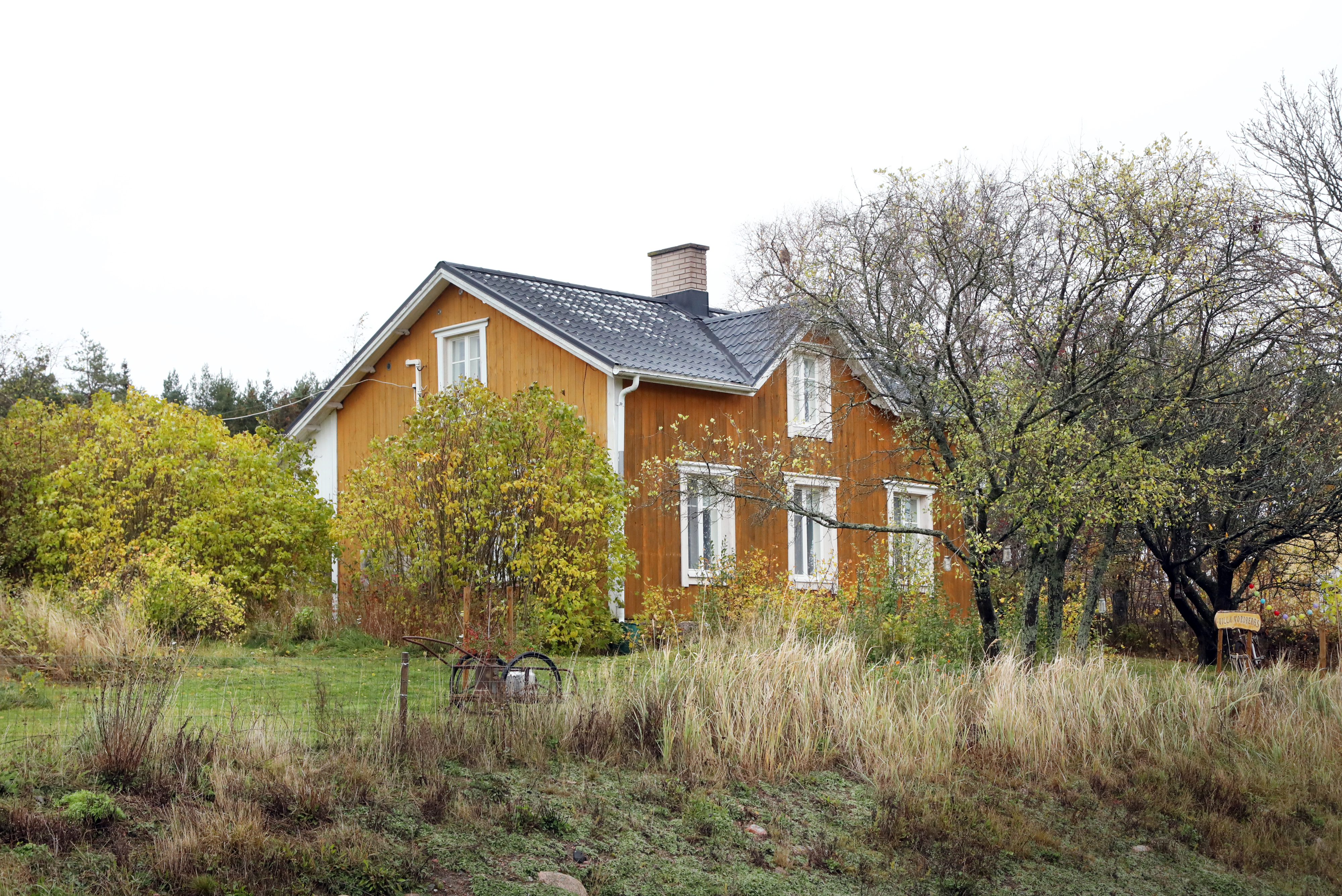 Yellow island house in Åland.
