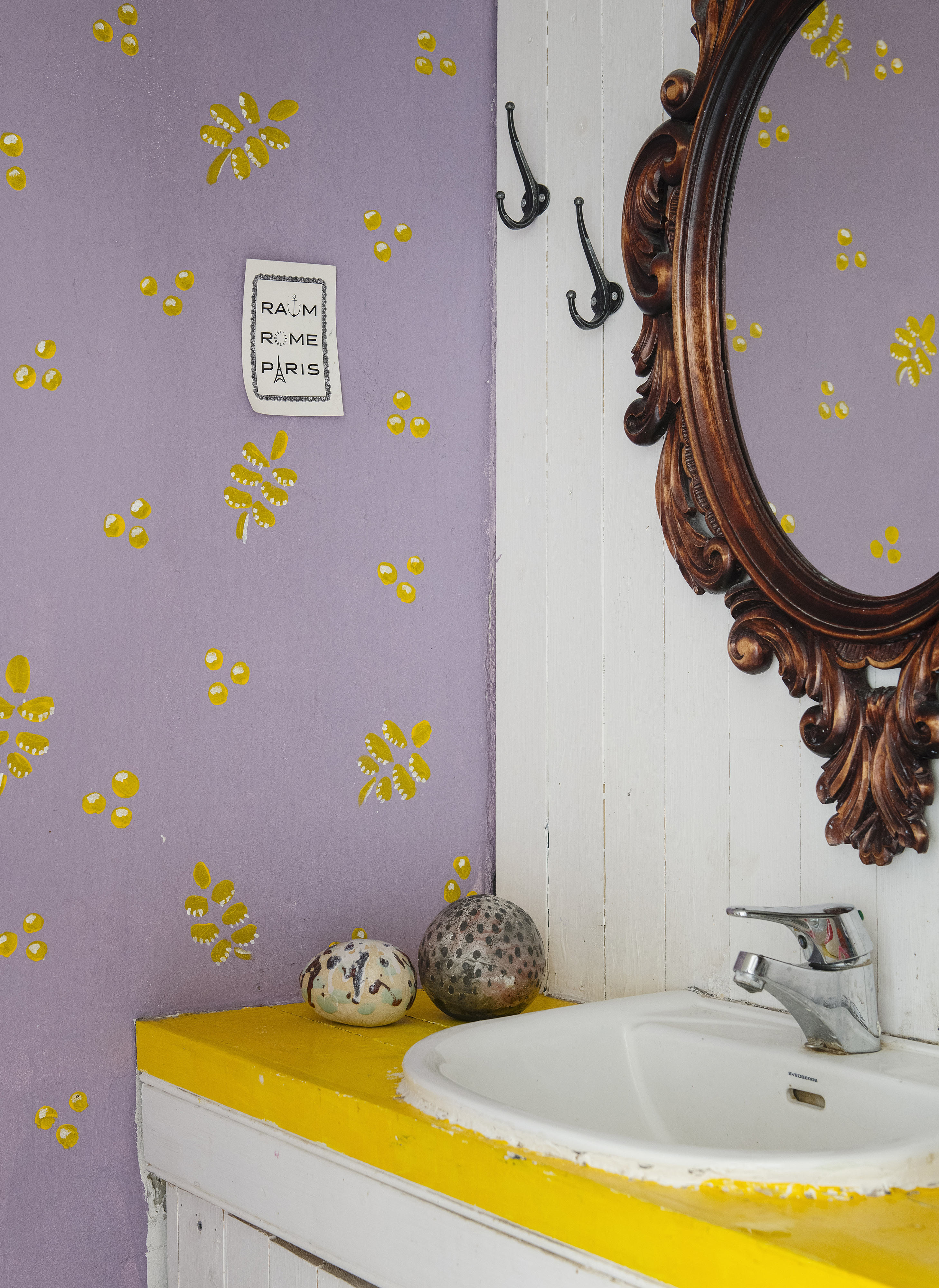 Purple wallpaper in the bathroom