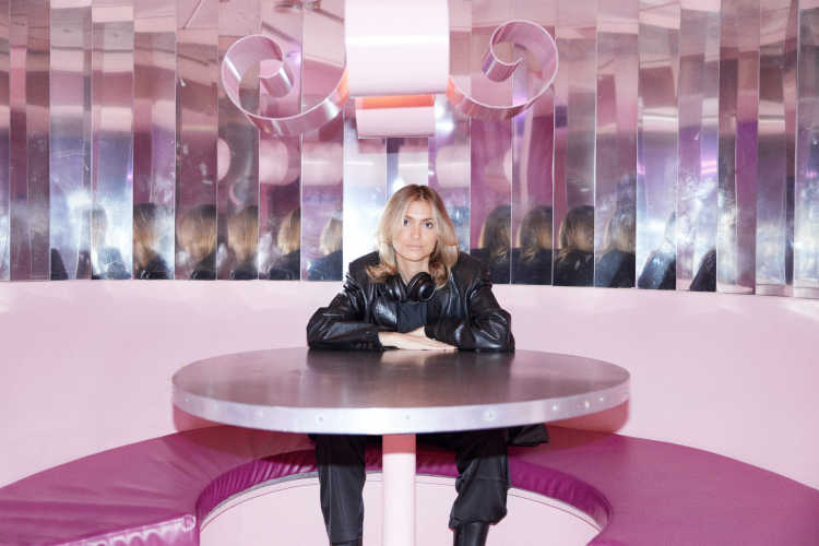 Hadla Bergman in pink sofa