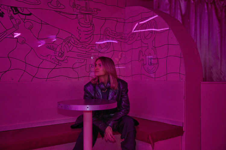 Hadla Bergman in pink room