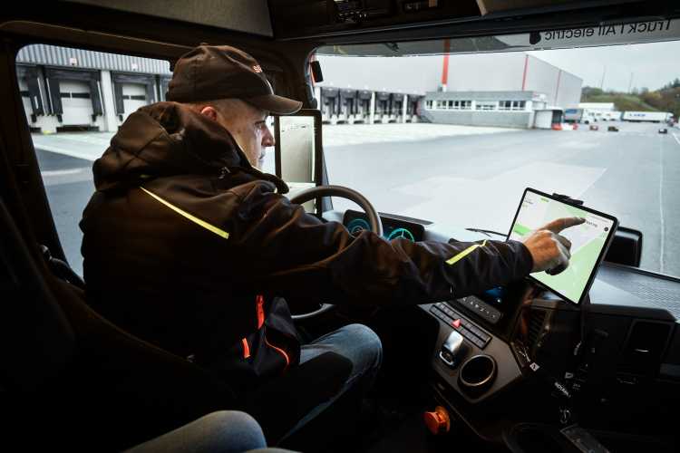 Truck driver interacting with Einride Saga