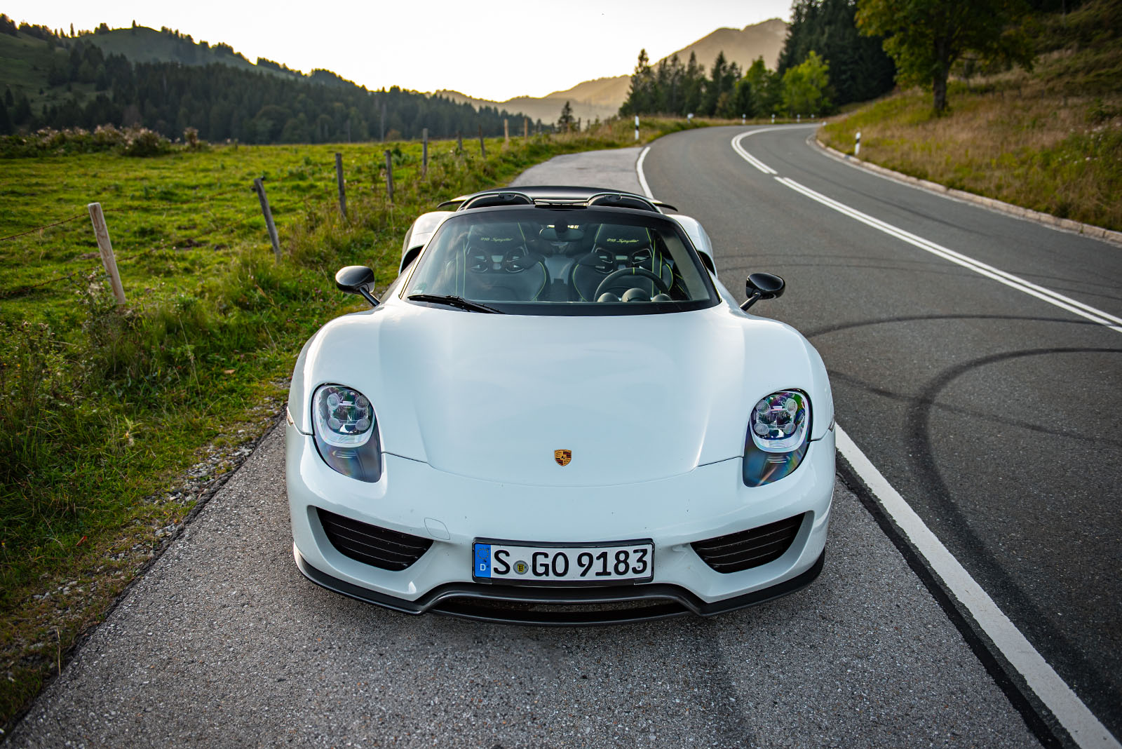 Porsche 918 Front Pass