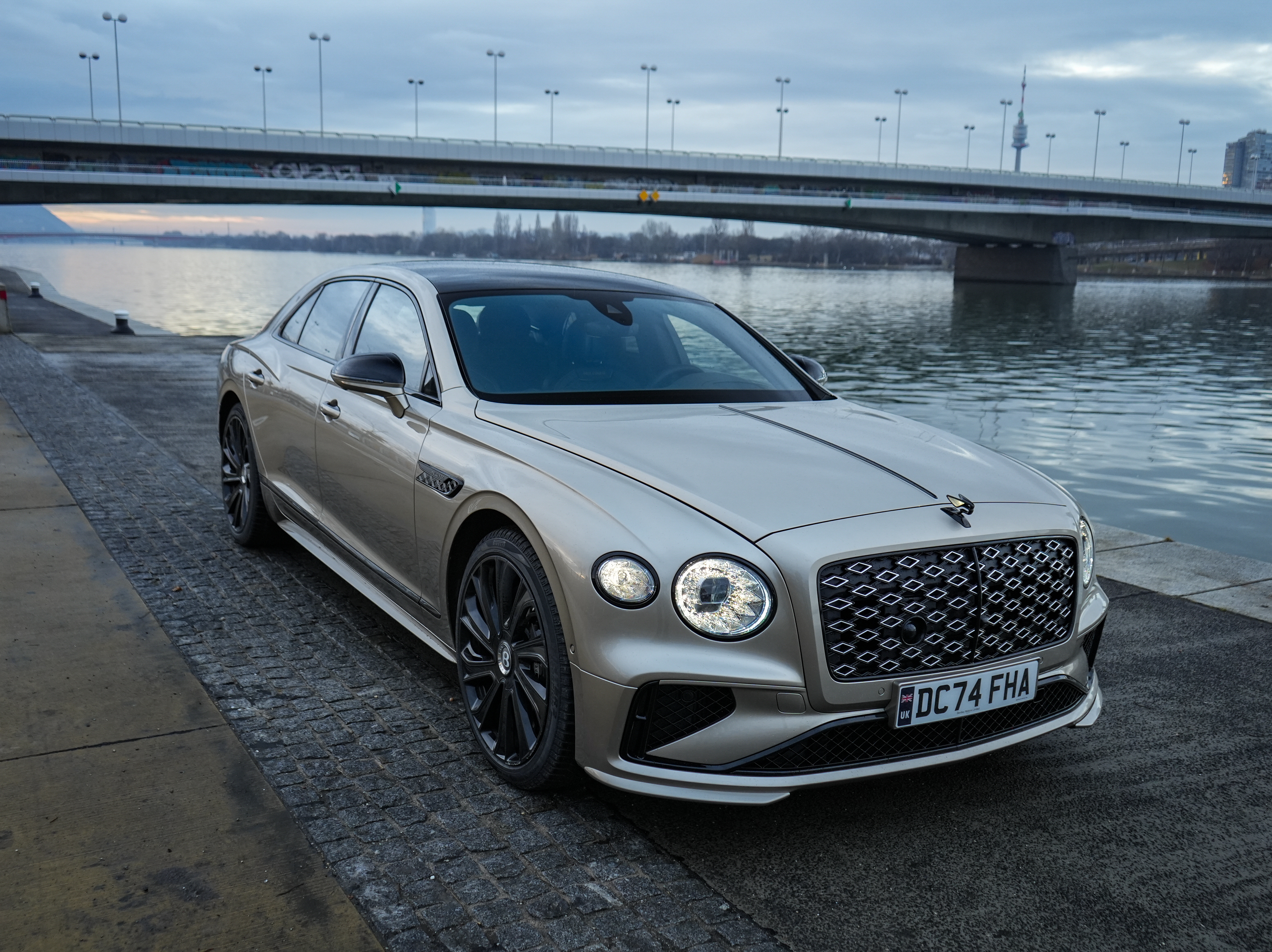 Bentley Flying Spur_seitliche Front