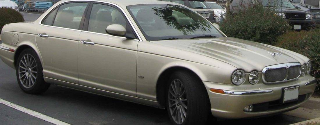 Ixo Jaguar XJ8 X350 Modellauto 1/43 – Schwarz, Casino R. J. Bond Edition, Mit Sockel & Vitrine