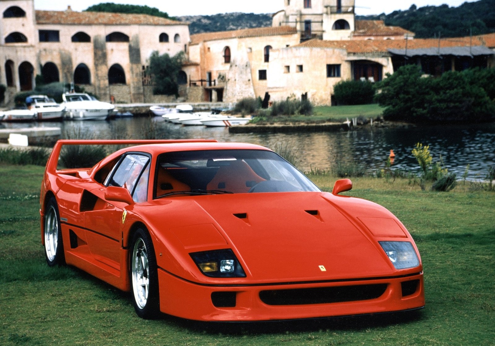 Ferrari F40: dimensioni, interni, motori, prezzi e concorrenti