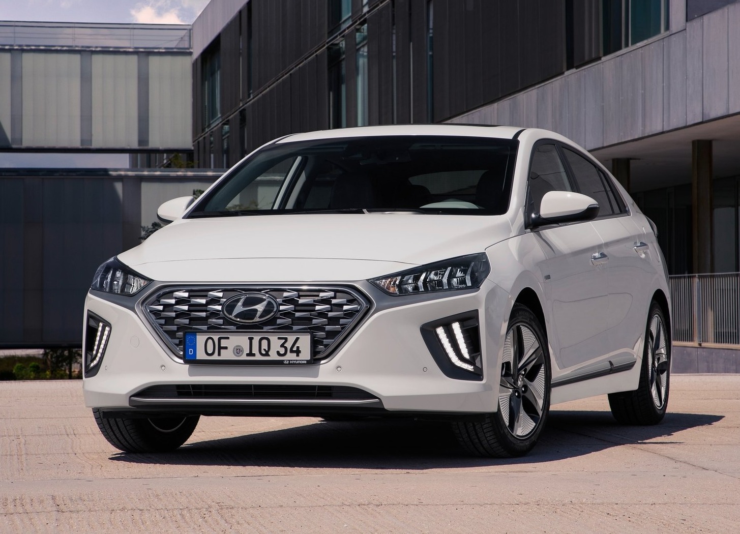 Verrast Begin roltrap Hyundai Ioniq: afmetingen, interieurs, motoren, prijzen en concurrenten -  AutoScout24