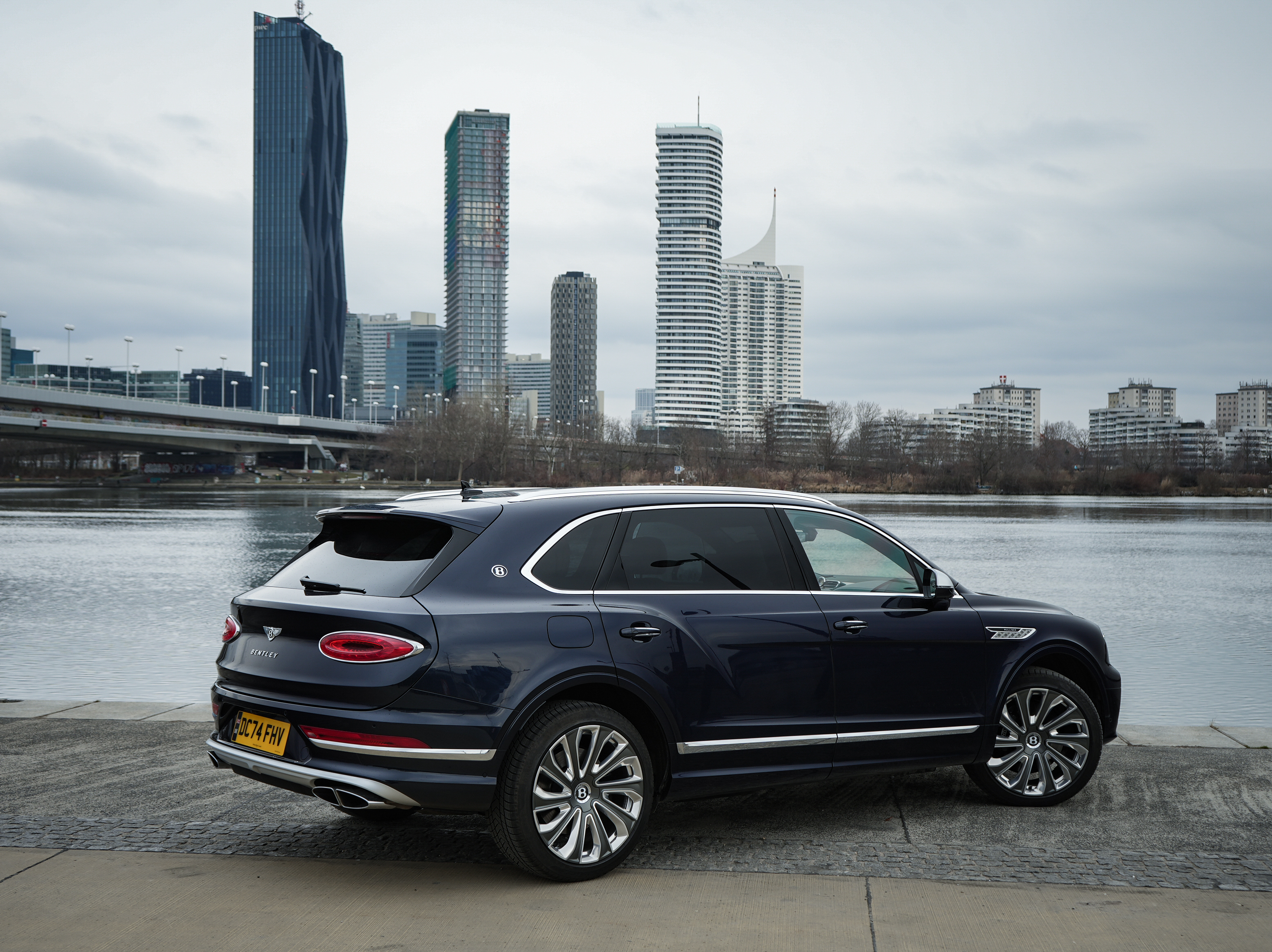 Bentley Bentayga_seitliche Heckansicht
