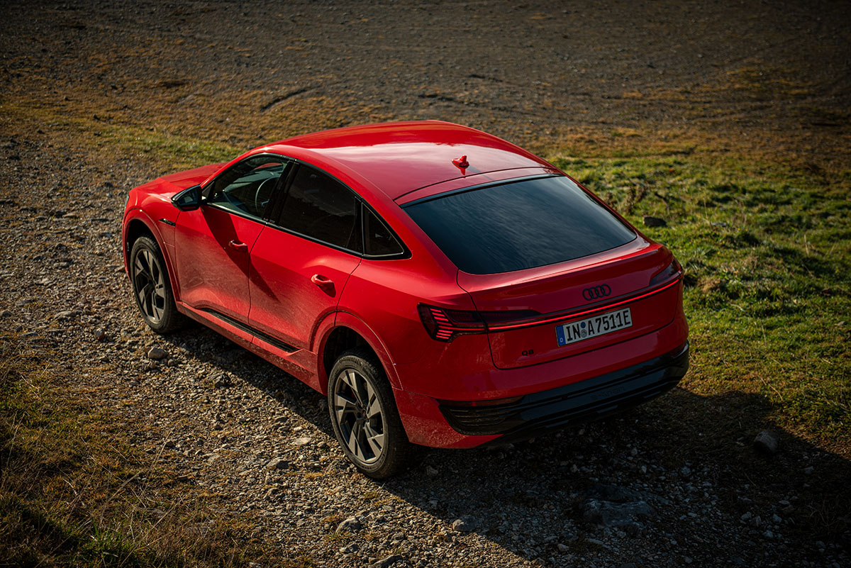 Audi Q8 e-tron Offroad Seiten-Heckansicht