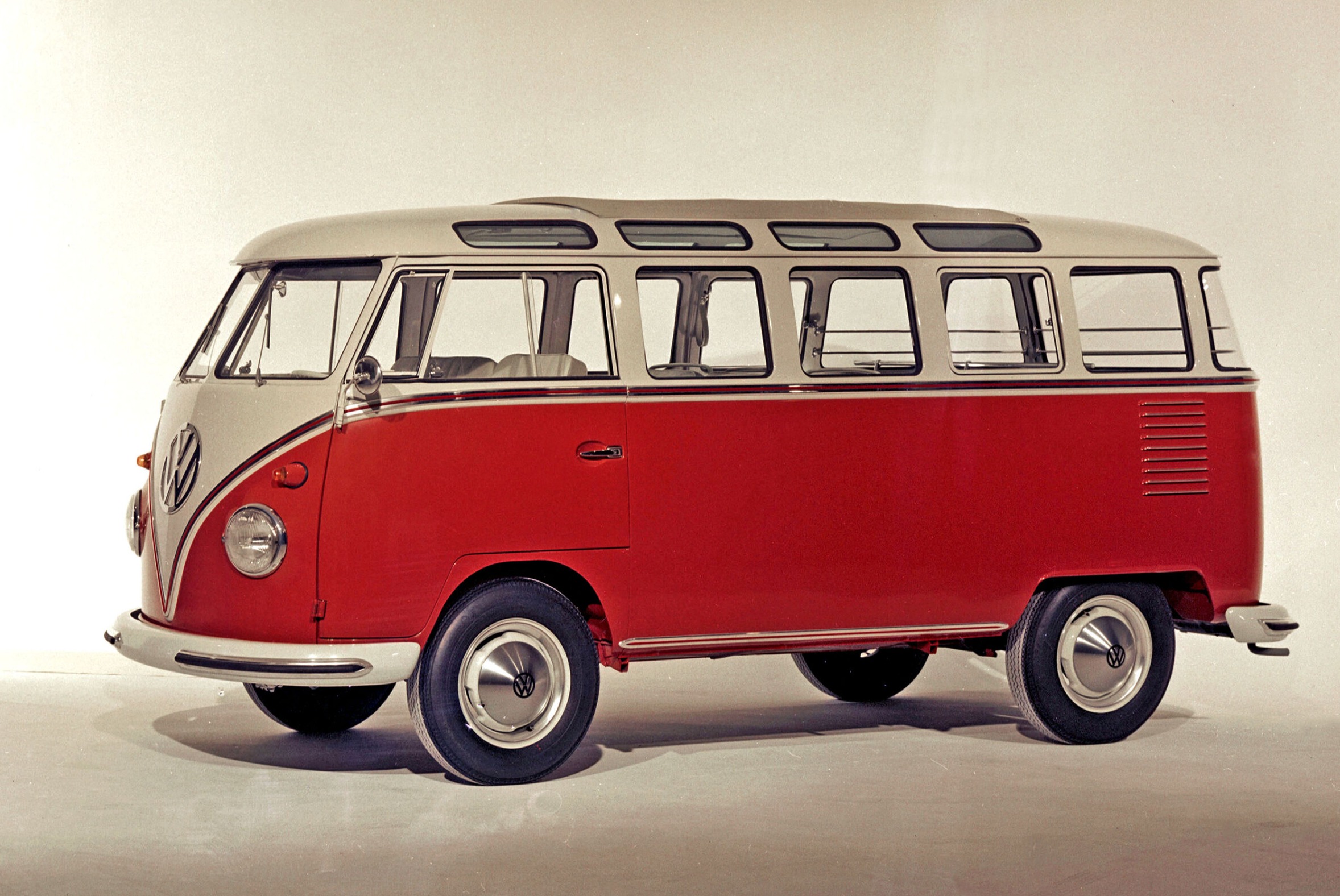 officieel Profeet nietig Volkswagen T1 Transporter: afmetingen, interieurs, motoren, prijzen en  concurrenten - AutoScout24