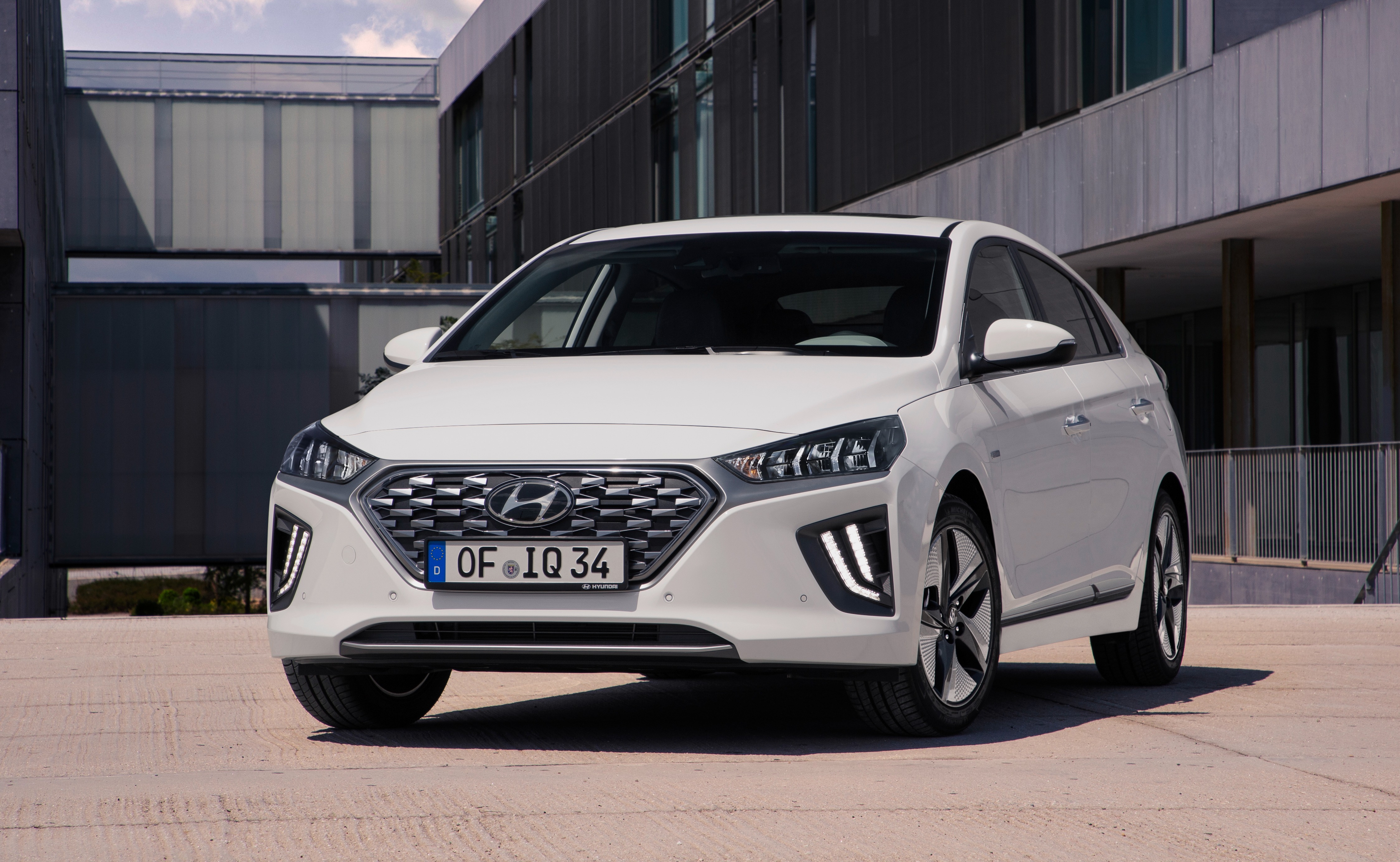 Hyundai IONIQ Hybrid - Infos, Preise, Alternativen - AutoScout24