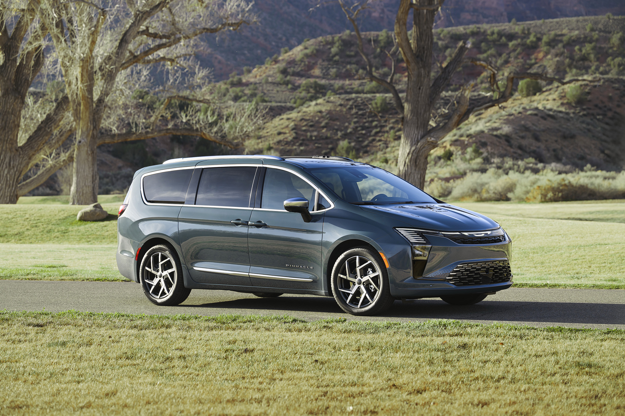 Chrysler Canada Cuts Pacifica Pricing by as Much as $7,200 - AutoTrader.ca