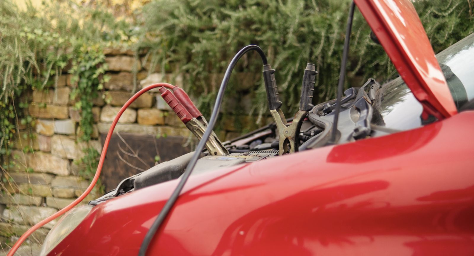 Wat te doen bij een lege accu? Zo start je je auto weer - AutoScout24