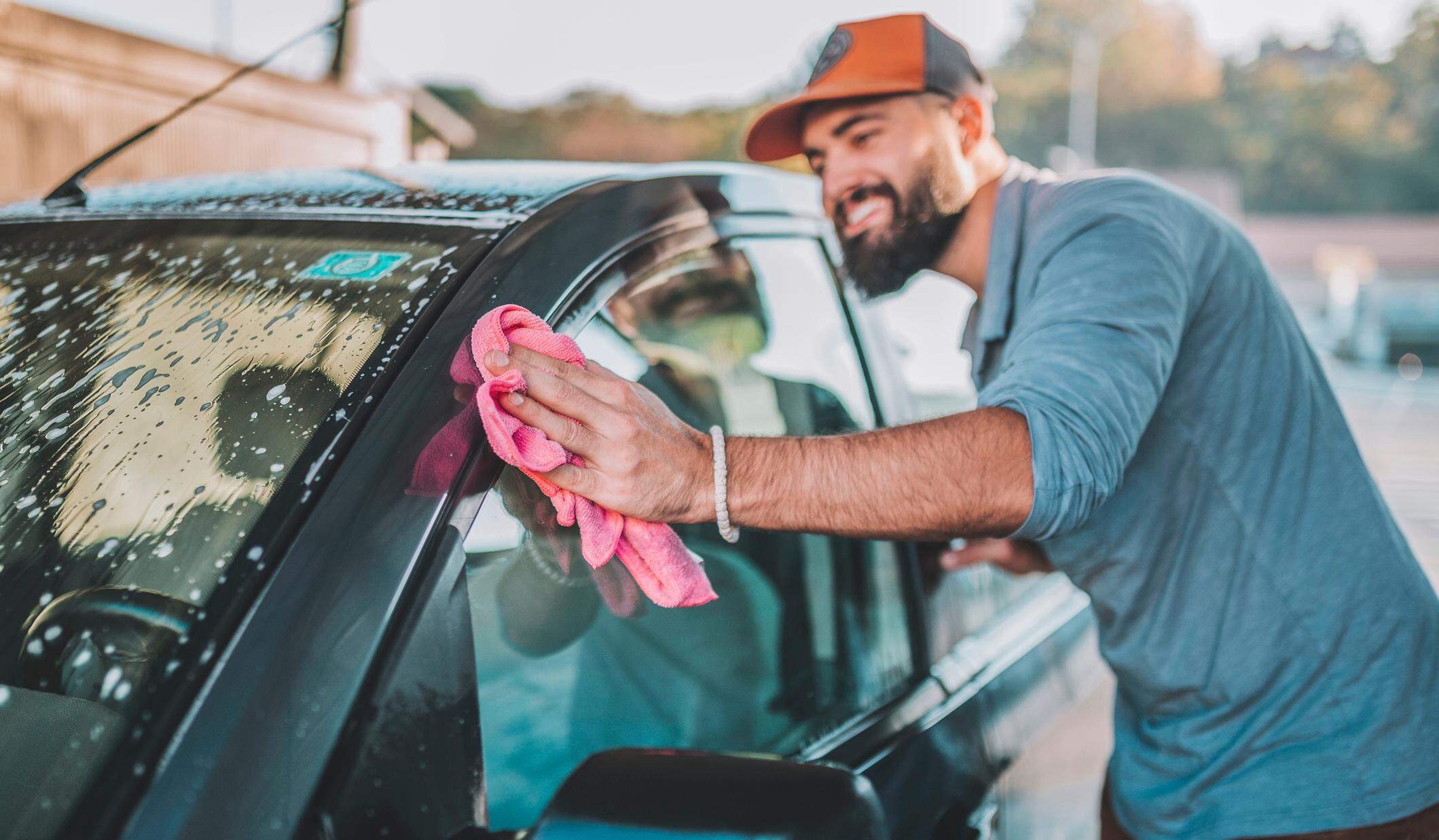 Hars van je auto verwijderen – de do’s en don’ts - AutoScout24