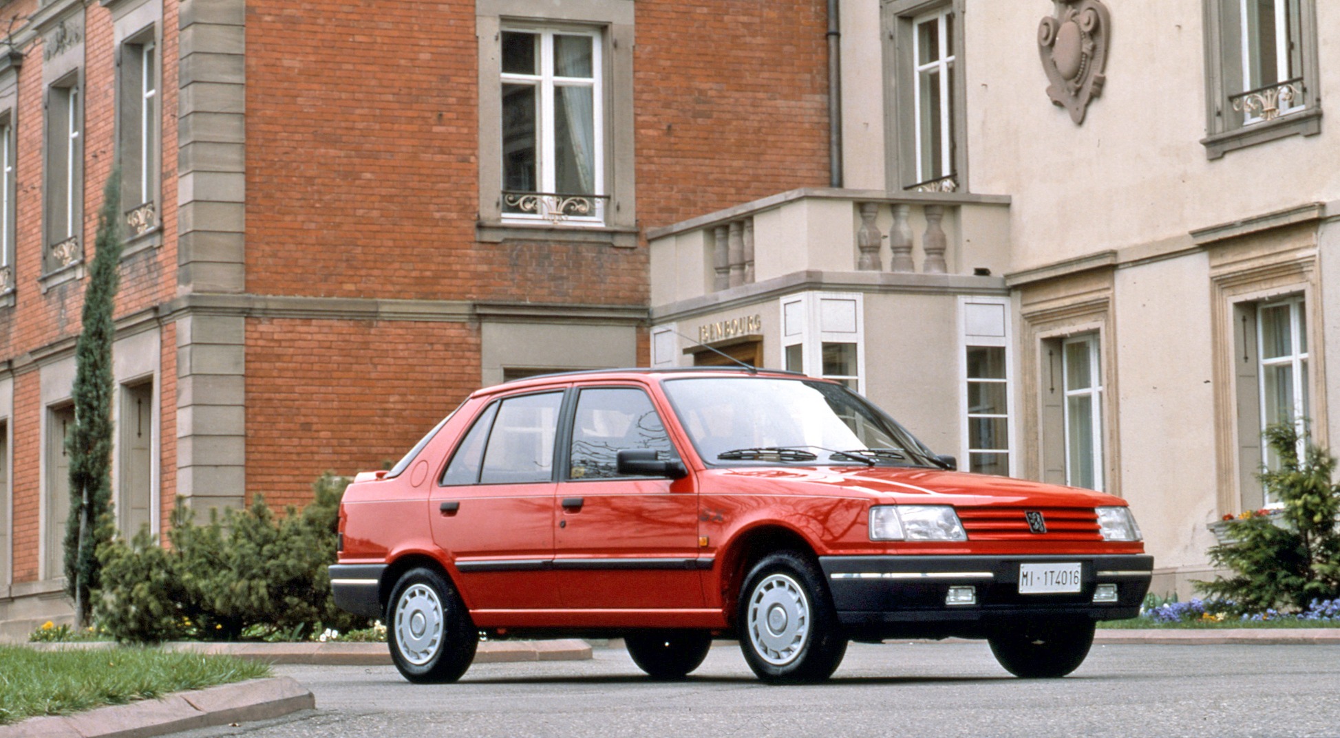 Peugeot 309: dimensioni, interni, motori, prezzi e concorrenti