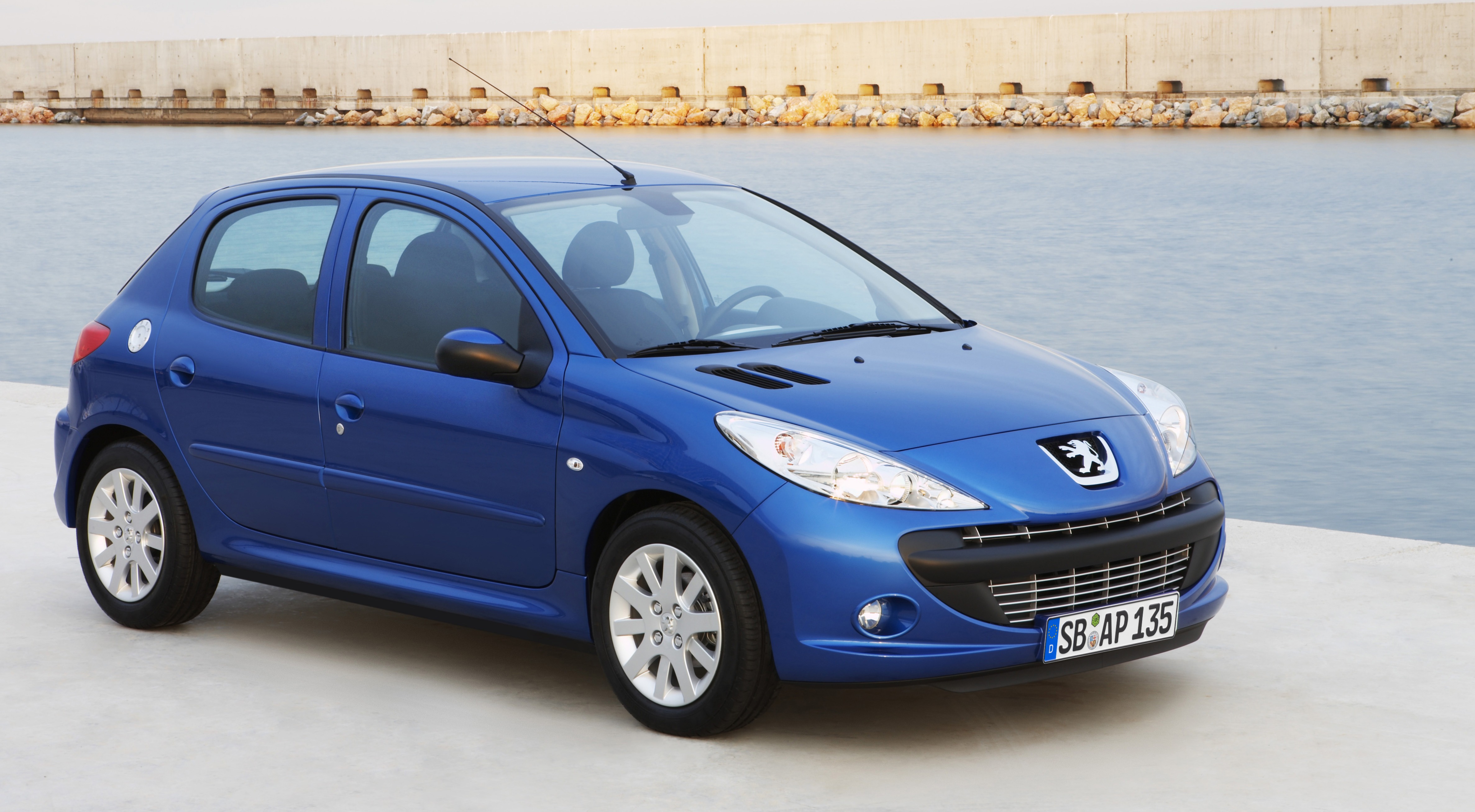 Peugeot 2008: dimensioni, interni, motori, prezzi e concorrenti -  AutoScout24