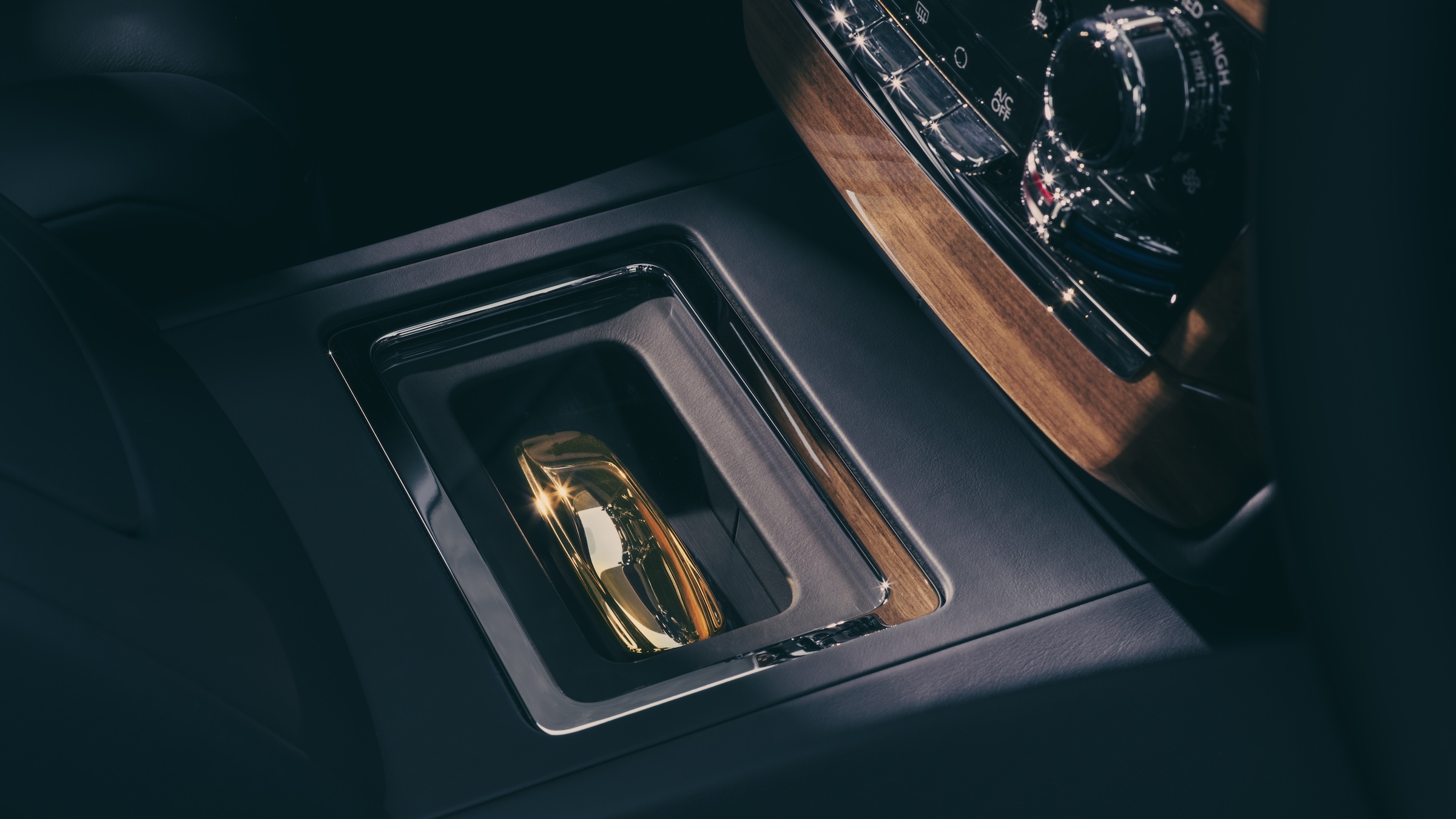 rolls-royce phantom ewb goldfinger