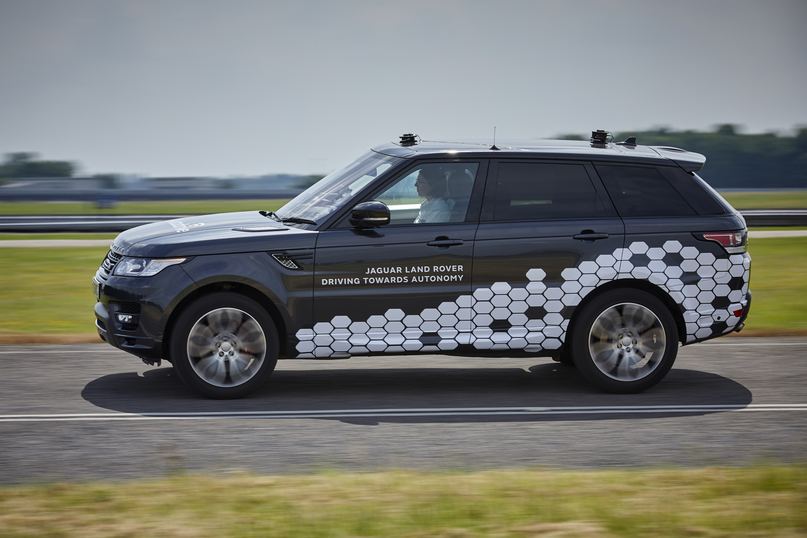 Land Rover Demonstrates Autonomous Drive Technology - AutoTrader.ca
