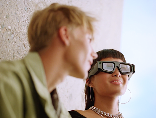 Image of a woman wearing Spectacles