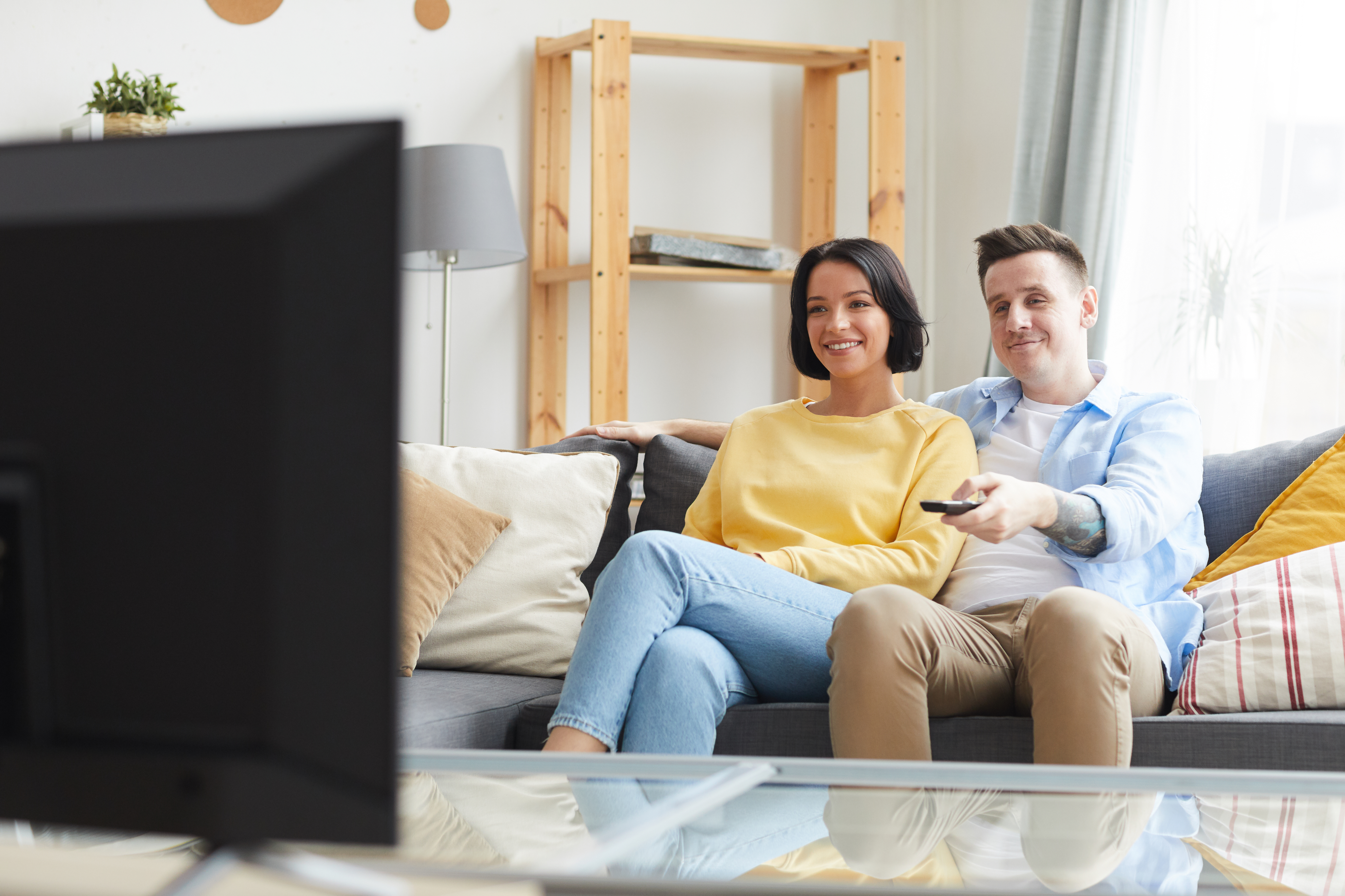 Paar vor dem Fernseher