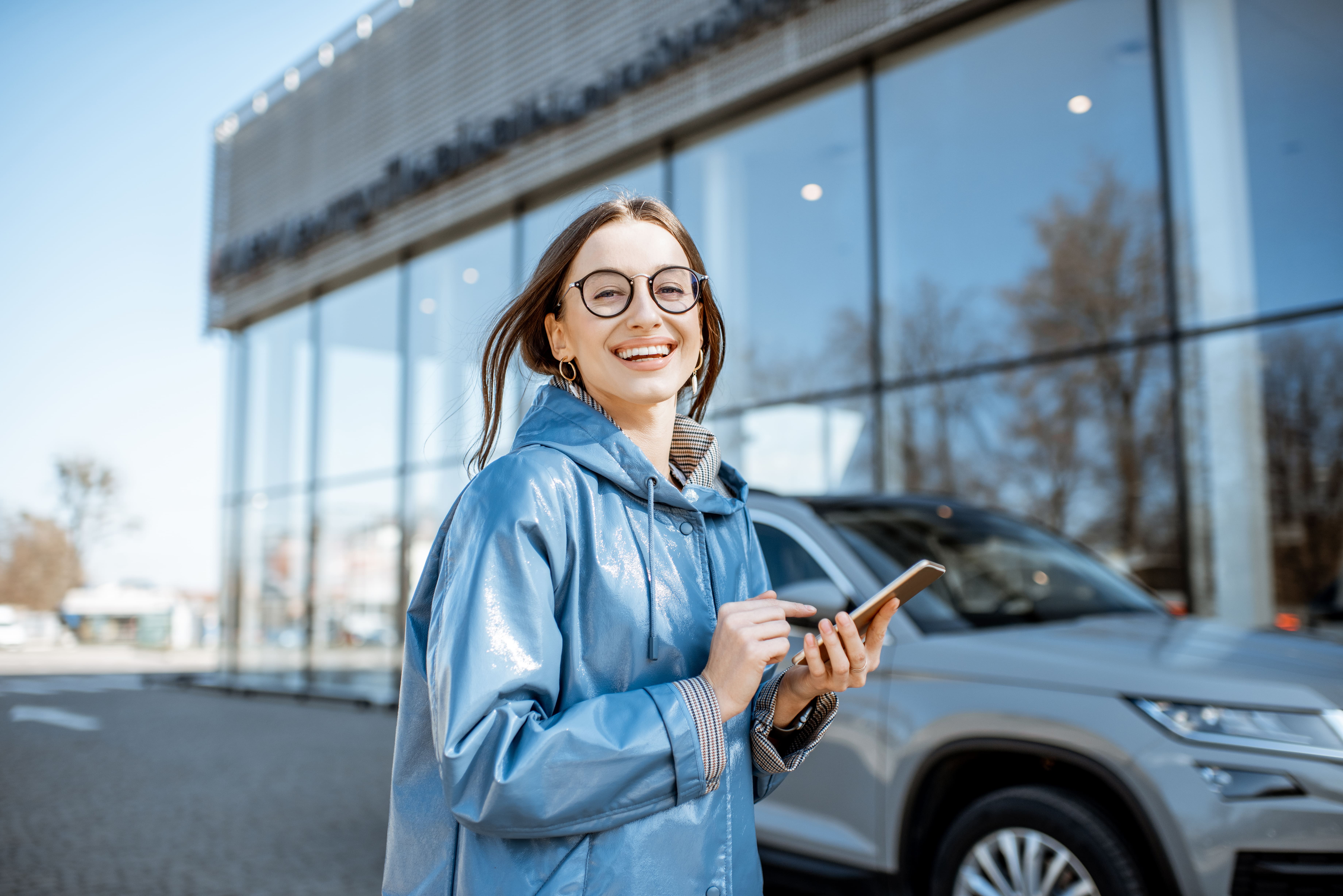 Frau mit Auto