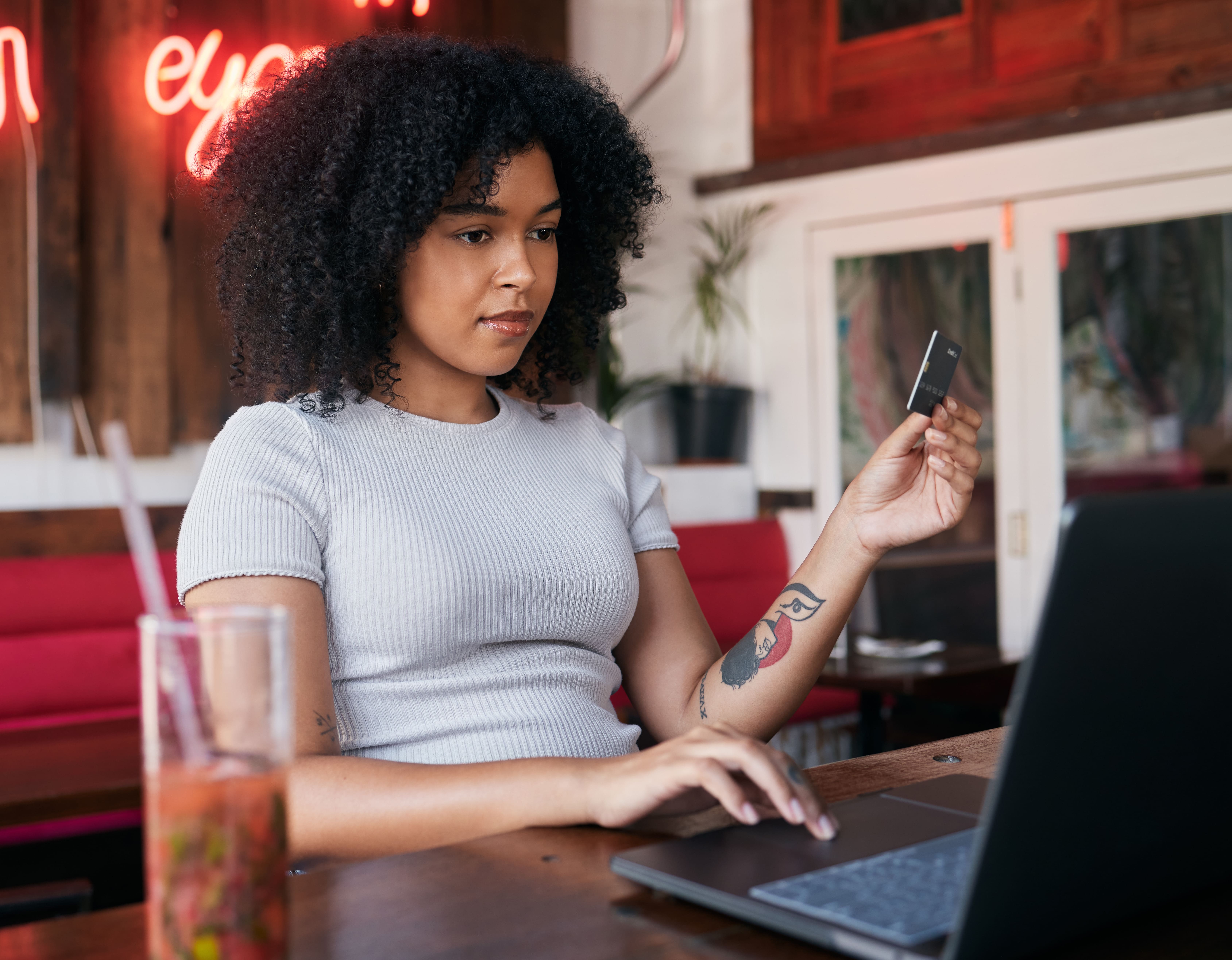 Frau am Laptop mit Kreditkarte