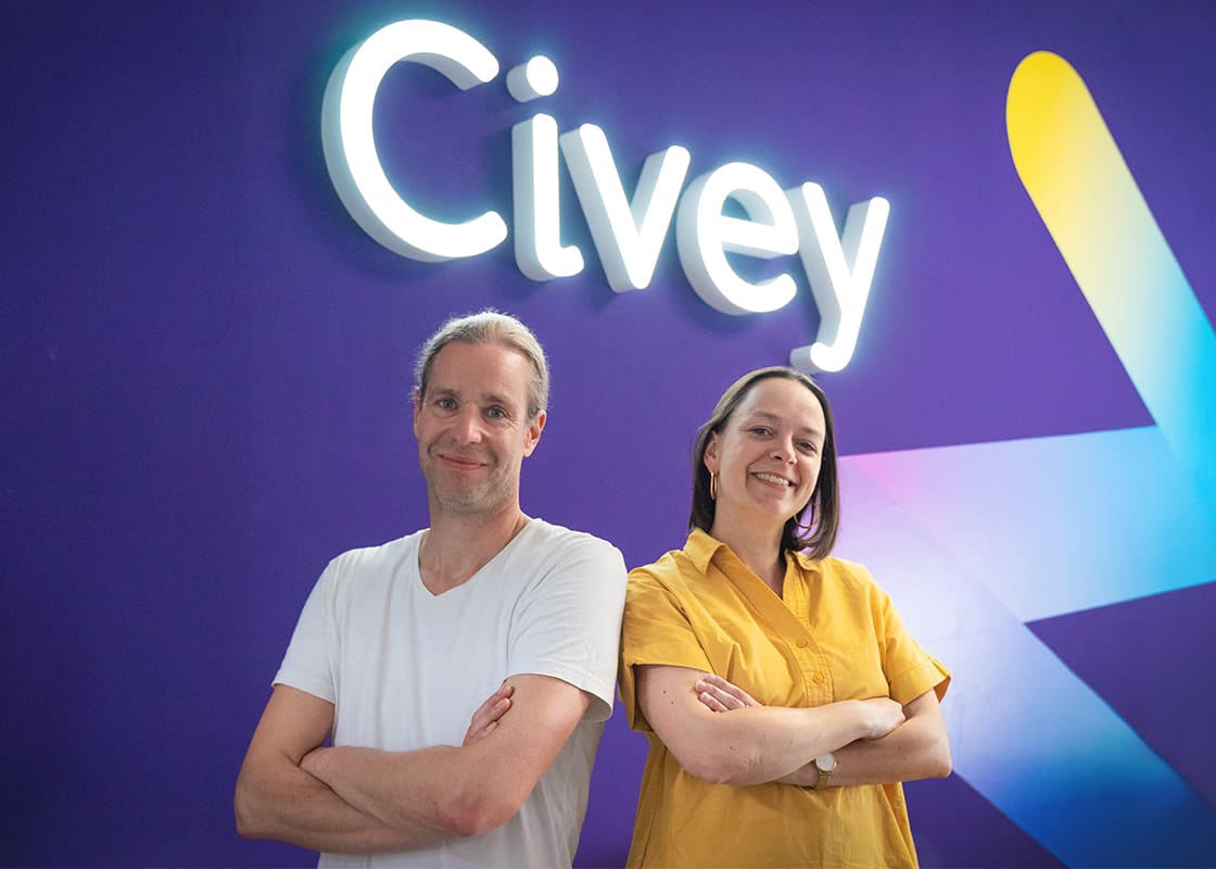 Judith und Steffen vor dem Civey Logo – 560x400