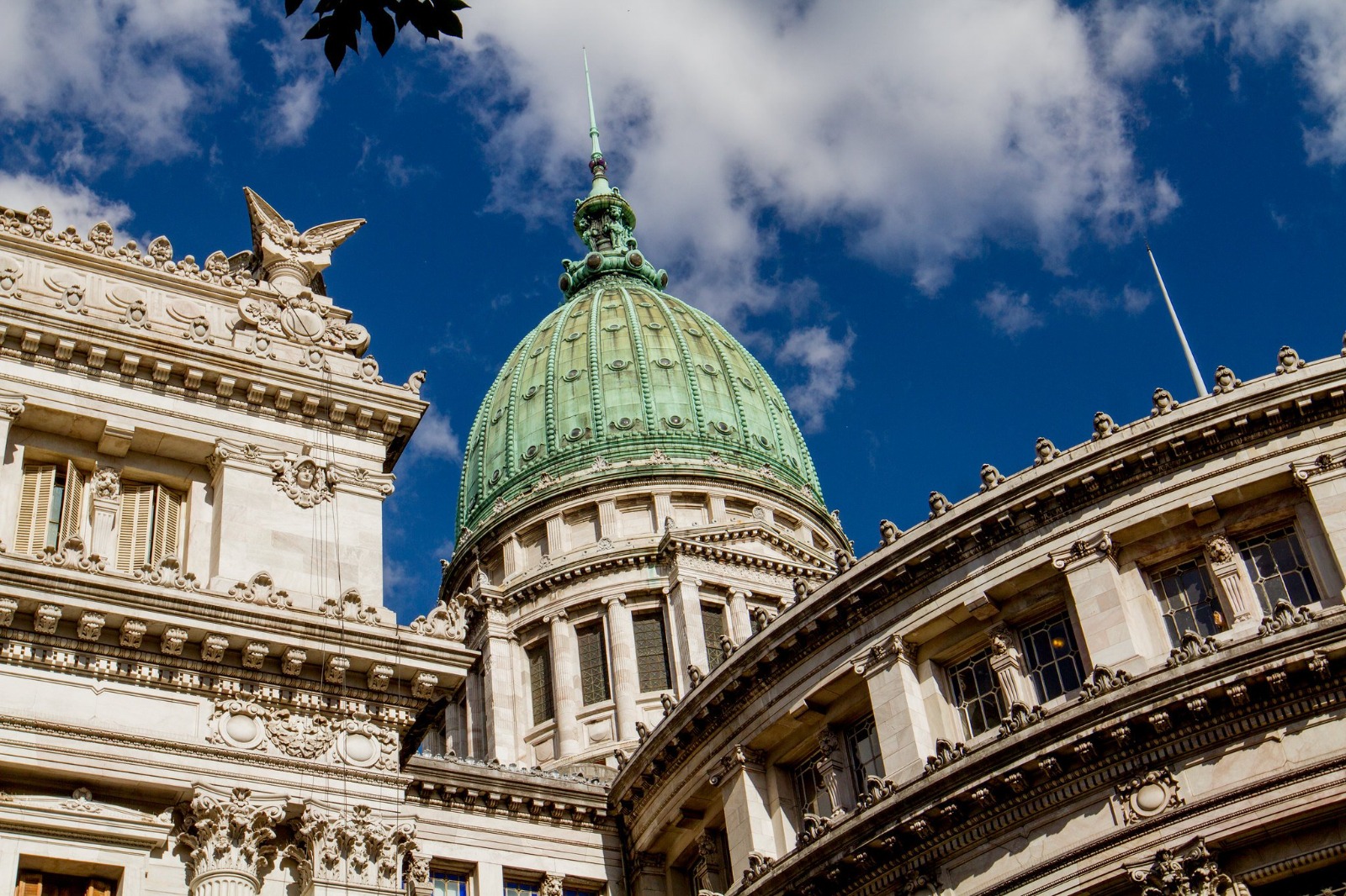 cover image - La oposición busca respuestas de Caputo sobre el Presupuesto 2025 mientras el gobierno avanza en el control de las universidades