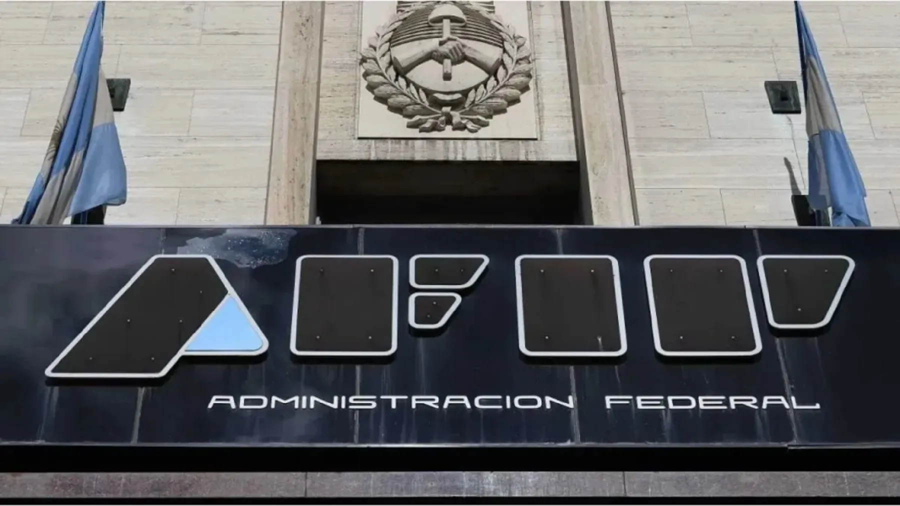 cover image - La AFIP dejará de existir: El gobierno de Milei disuelve el organismo y crea la Agencia Nacional de Recaudación y Control Aduanero (ARCA)