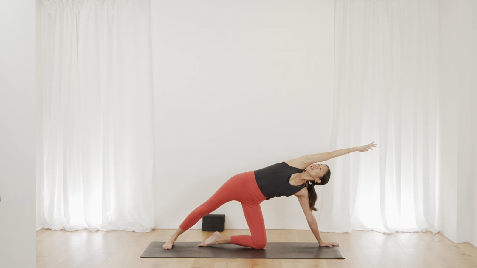 Short & Sweet Core Flow with Leanne Raab