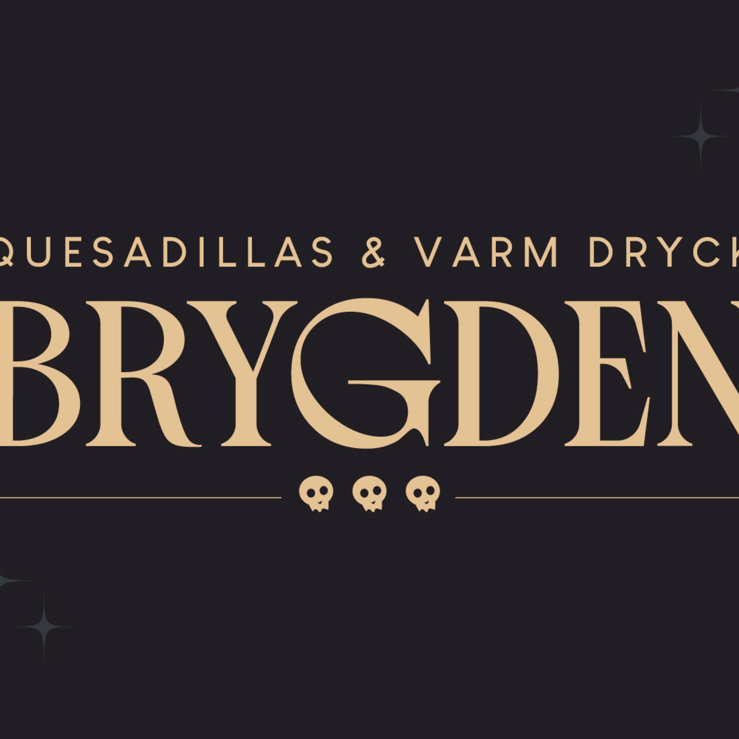 Textgrafik med "Quesadillas & Varm Dryck" ovanför det stora ordet "BRYGÐEN", tre små dödskallar och dekorativa stjärnor på mörk bakgrund.