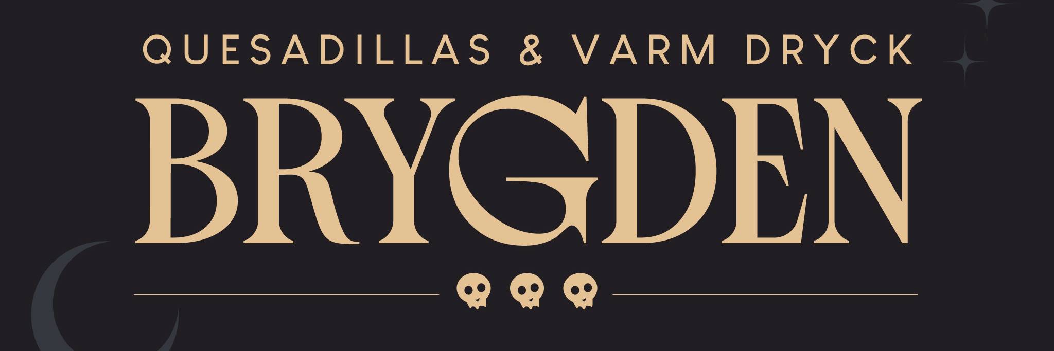 Textgrafik med orden "QUESADILLAS & VARM DRYCK BRYGÐEN" i stort typsnitt, dekorativa dödskalleikoner, en halvmåne och stjärnaccenter mot en mörk bakgrund.