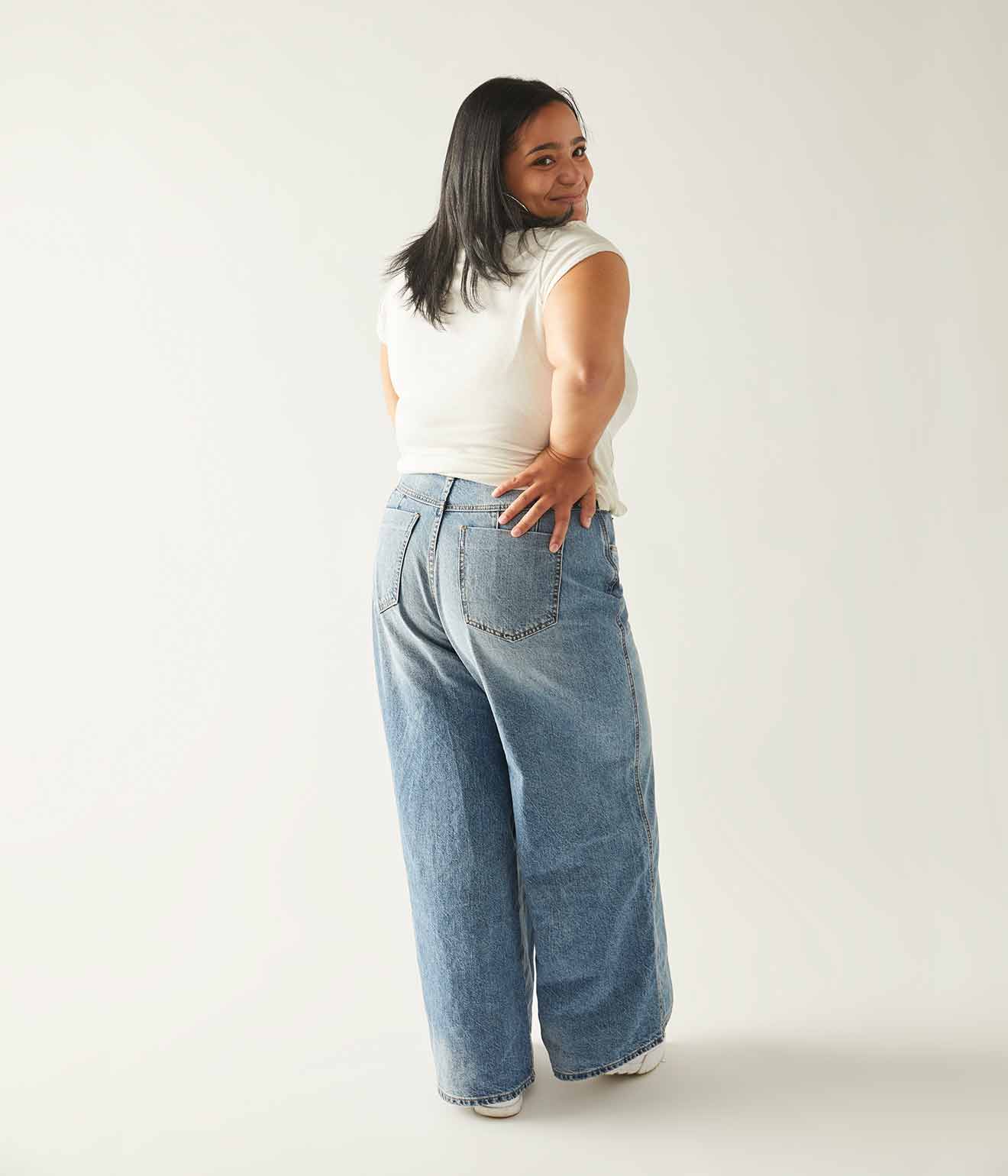 MARIELA, DIGITAL MARKETING, Wearing the CRVY Gia Wide-Leg Jeans.