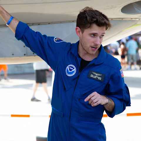 尼克·安德伍德在深蓝色的NOAA制服。