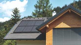 Tetto di casa con pannelli fotovoltaici